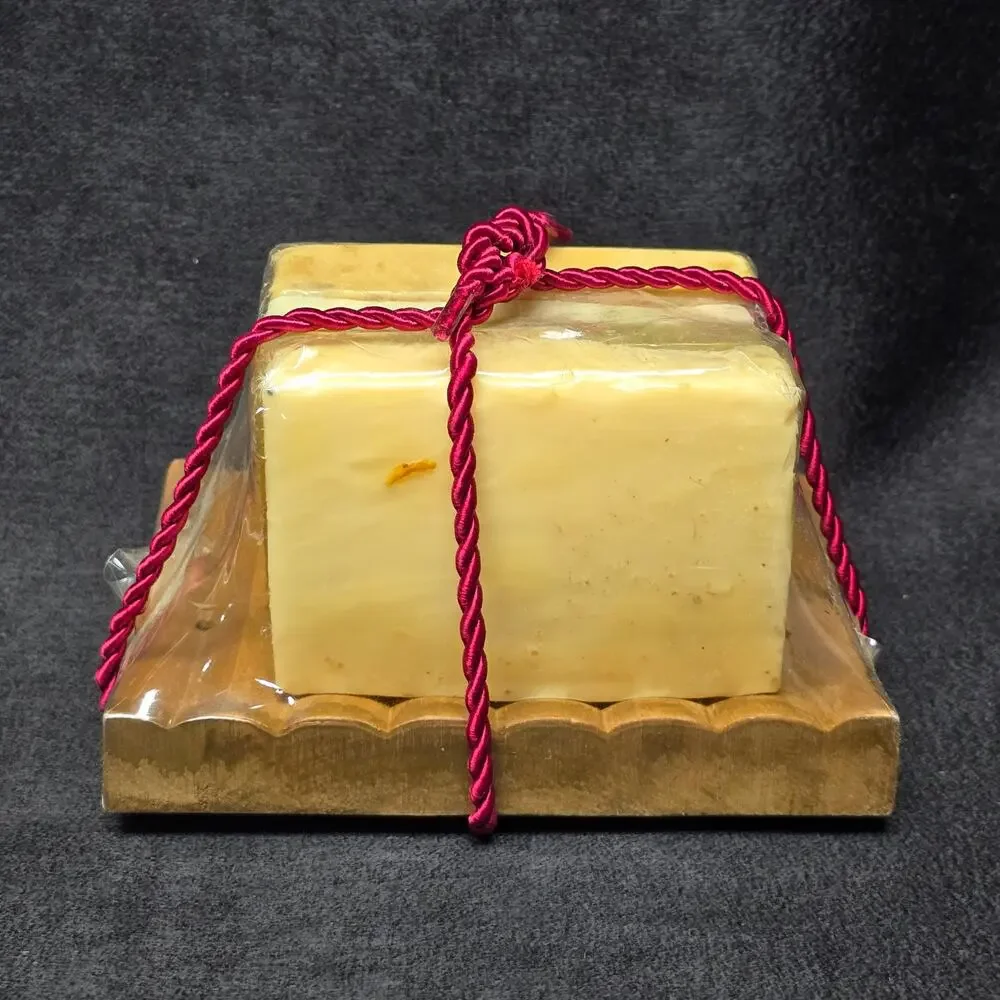 The Body Shop Gardenia Rose + Bar Soap & Wooden Tray Gift Set